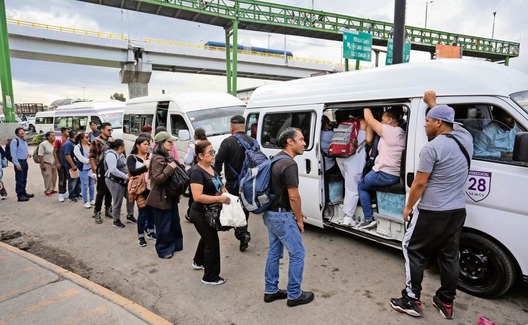 Los usuarios afectados optaron por combis o taxis para continuar su traslado. Foto: Luis Camacho / EL UNIVERSAL