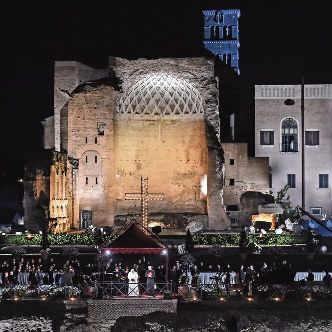 El papa Francisco (centro) presidió ayer el Viacrucis frente al Coliseo de Roma. Criticó que haya familias que se destruyan “por la traición, por las seducciones del maligno y por el egoísmo”. REMO CASILLI. REUTERS