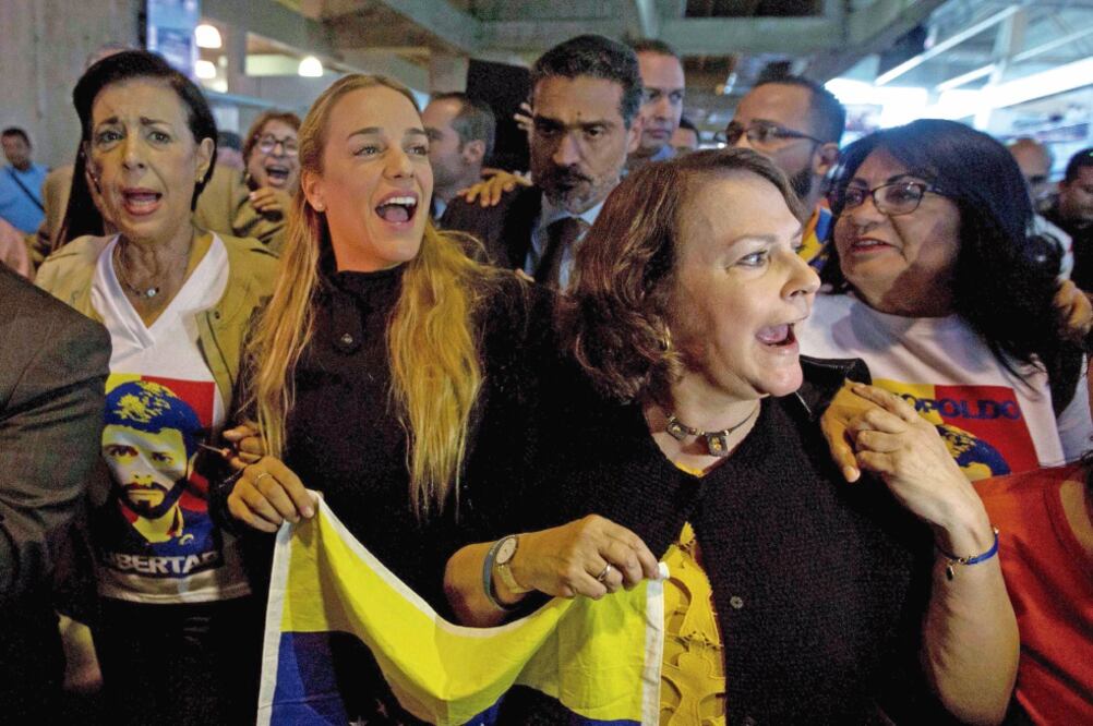 Exigen libertad. Lilian Tintori, esposa del encarcelado Leopoldo López, y Mitzy Capriles, mujer del también preso alcalde de Caracas, Antonio Ledezma, a su regreso a Venezuela, tras haber estado en EU (FERNANDO LLANO. AP)