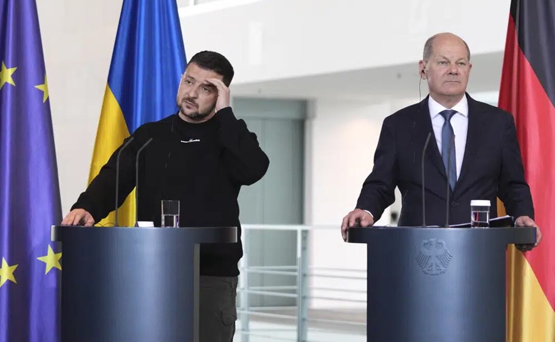 El canciller de Alemania, Olaf Scholz y el presidente, Volodimir Zelensky, ofrecen una conferencia de prensa en la cancillería en Berlín. Foto: AP