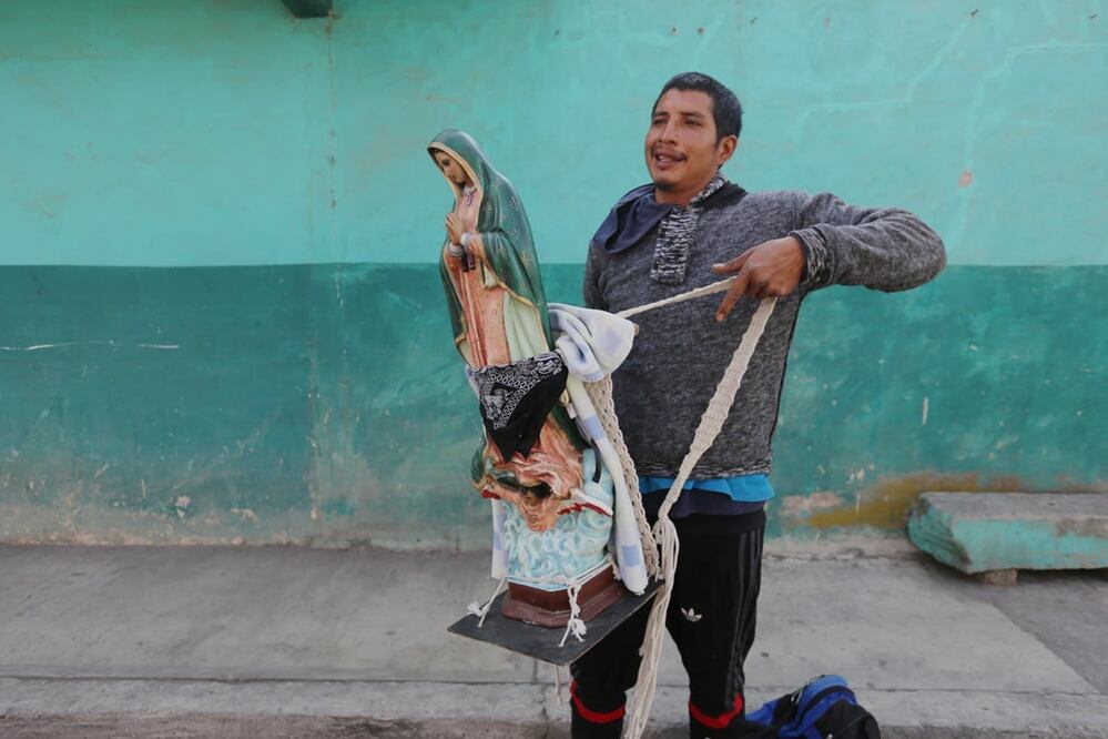 La pandemia no detuvo a Genaro y Diego, quienes, como cada año, caminan desde San Miguel Papaxtla, en Puebla, hasta la Basílica de Guadalupe. Fotos: Diego Prado. El Universal