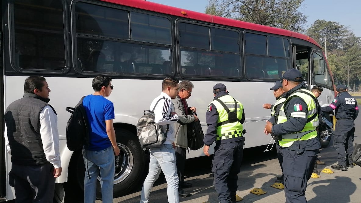 Operativo en de revisión al transporte público en Paseo Tollocan. Foto de Claudia González
