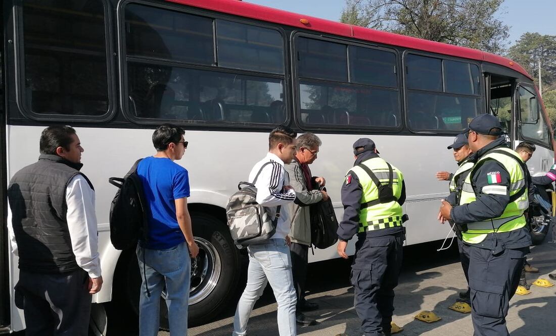 Operativo en de revisión al transporte público en Paseo Tollocan. Foto de Claudia González