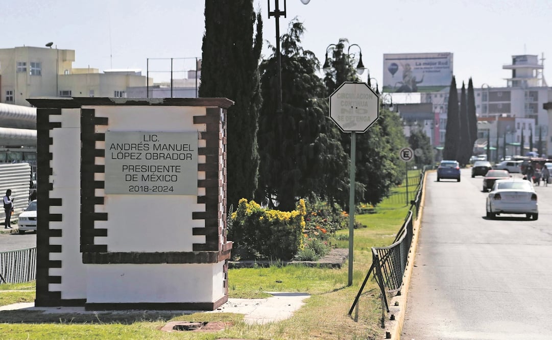 La estatua del presidente Andrés Manuel López Obrador fue derribada sólo tres días después de su develación. Foto: Archivo/ EL UNIVERSAL