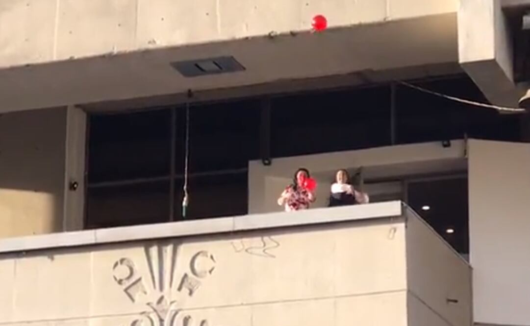 La alcaldesa aparece en videos lanzando pelotas con billetes de 500 pesos desde un balcón de la alcaldía Cuauhtémoc Foto: Especial 