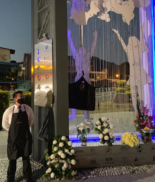 Colocan coronas fúnebres por cierre de restaurantes durante pandemia en Hidalgo