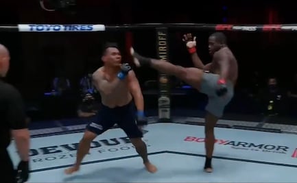 Peleador de UFC noquea a rival con una brutal patada al rostro
