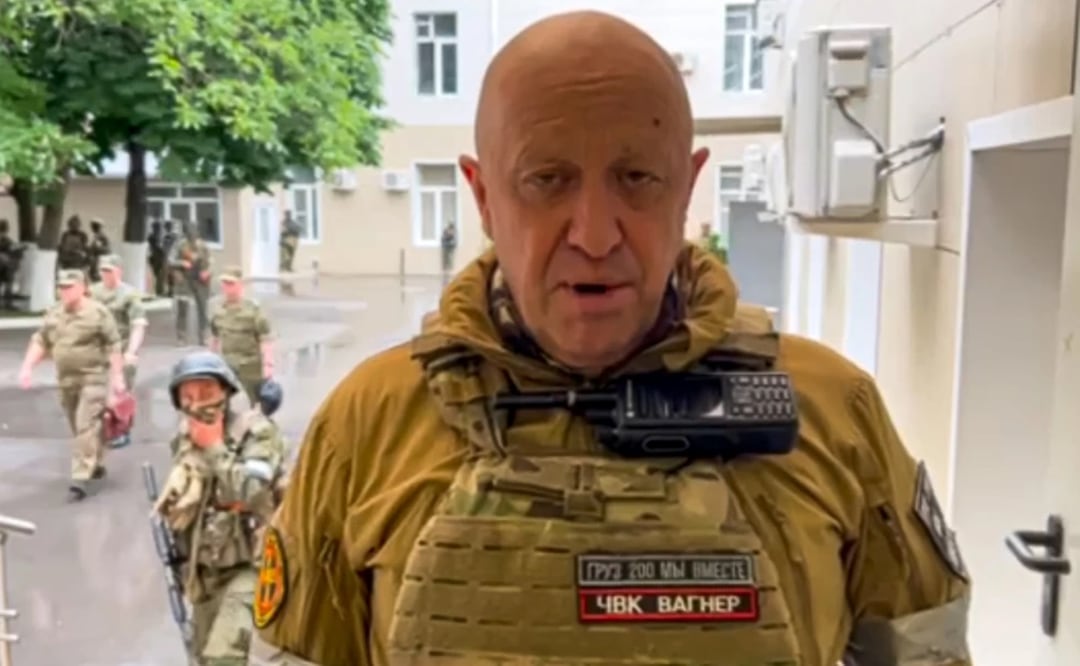 En esta imagen tomada de un video distribuido por la oficina de prensa de Prigozhin, Yevgeny Prigozhin, propietario del grupo militar privado Grupo Wagner, graba un mensaje en video desde Rostov del Don. Foto: AP