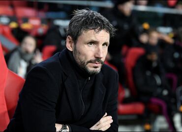 Van Bommel fuera del PSV; Erick Gutiérrez se queda sin DT