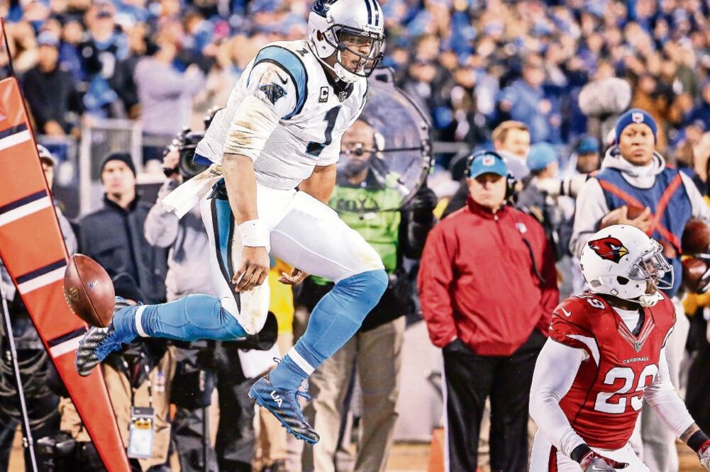 Cam Newton, quarterback de Carolina, hará su debut en el gran partido, gracias a su privilegiado brazo y a una actuación soberbia durante toda la campaña (ERIK S. LESSER. EFE)