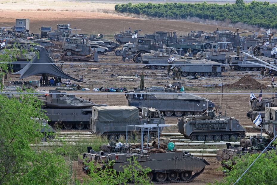 Soldados israelíes, al preparar ayer una maniobra terrestre cerca de la frontera de Gaza. Foto: EFE