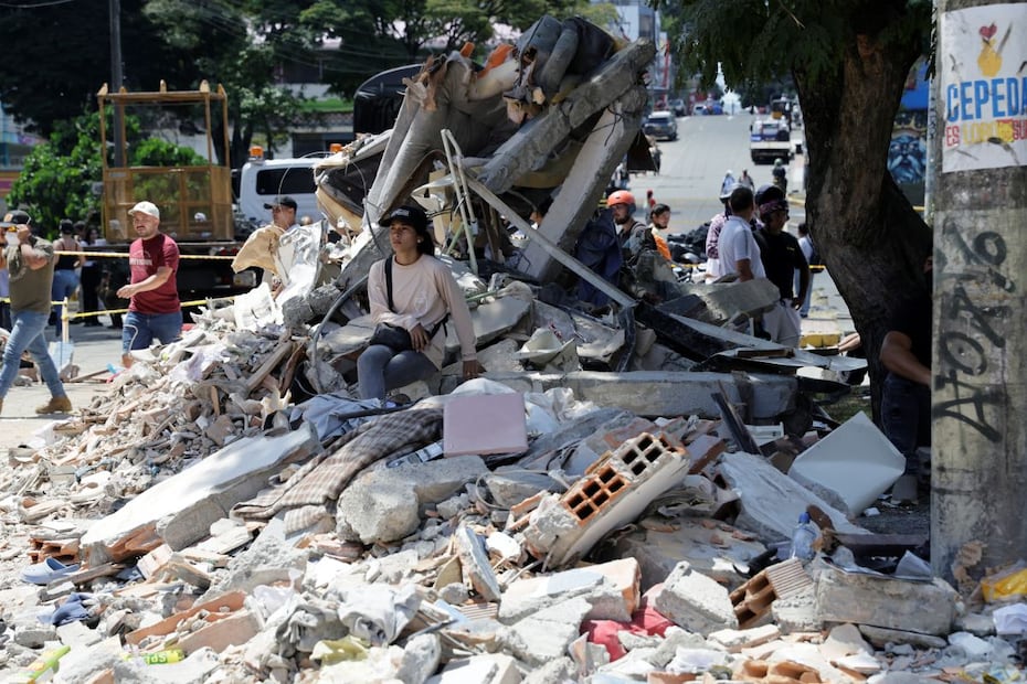 Escombros de un edificio en Pereira, tras el terremoto de magnitud 7.4 que sacudió a Colombia. FOTO: CARLOS ORTEGA. EFE