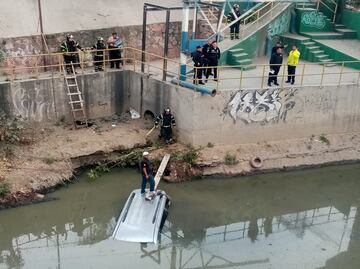 Automovilista pierde el control y se desbarranca en canal de aguas negras en Gustavo A. Madero