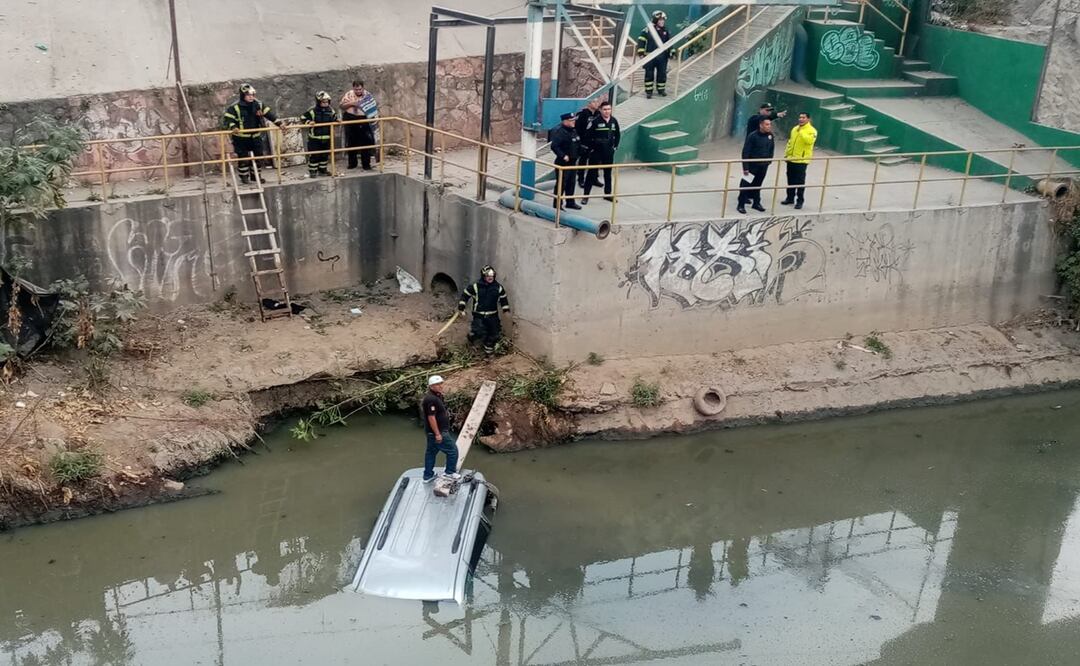 Conductor pierde el control y se desbarranca en canal de aguas negras en Gustavo A. Madero. Foto: Especial