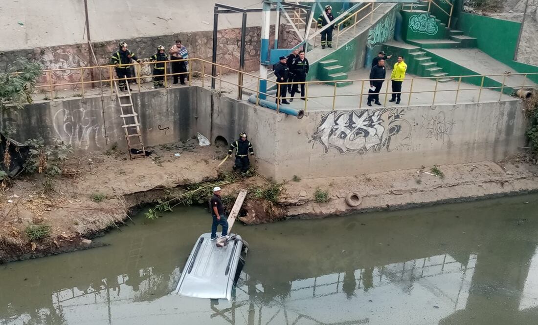 Conductor pierde el control y se desbarranca en canal de aguas negras en Gustavo A. Madero. Foto: Especial