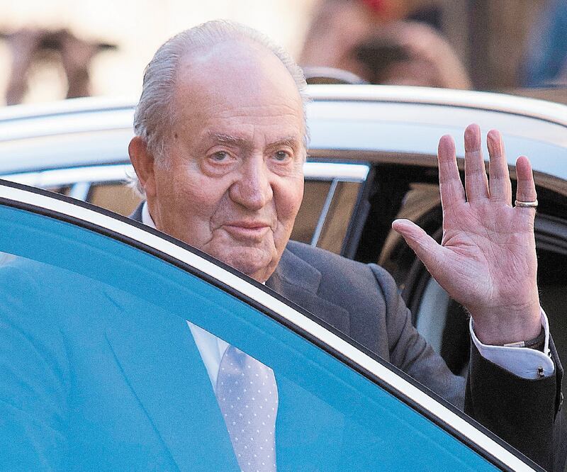 El rey emérito de España Juan Carlos I saluda, tras asistir a la Misa de Resurrección del Domingo de Pascua, en Mallorca. AFP