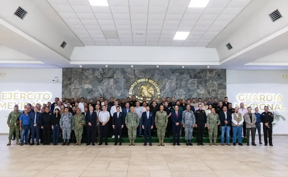 La reunión fue presidida por los mandos militares de la Cuarta Región y Séptima Zona, y contó con la presencia del gobernador del estado de Nuevo León, Samuel García Sepúlveda, alcaldes y jefes policiales de los municipios metropolitanos. | Foto: Especial.