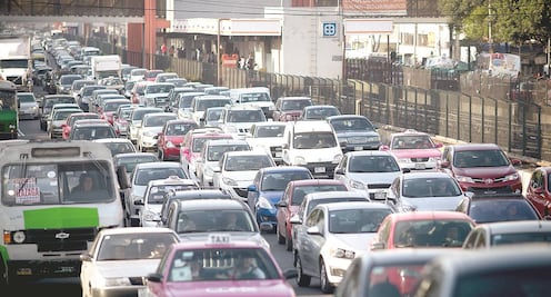 Este miércoles 1 de enero no circulan autos con engomado rojo