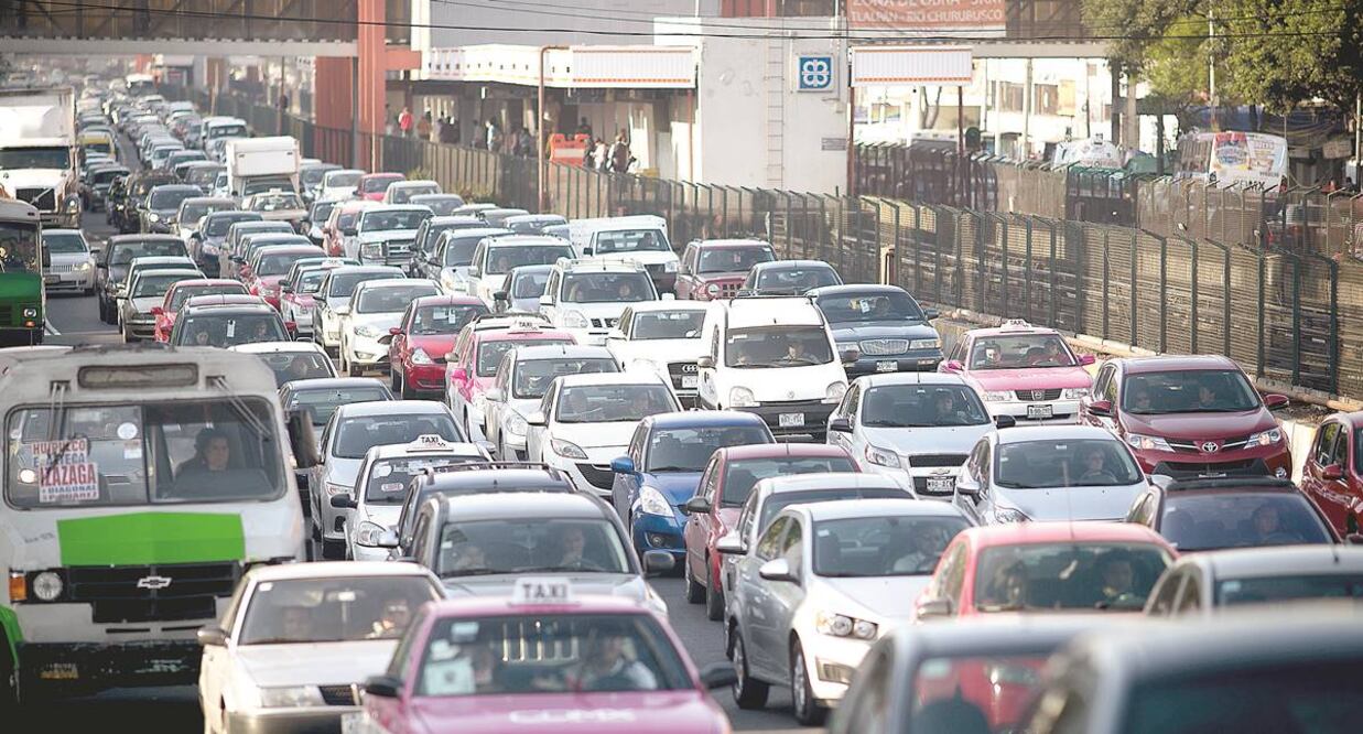 Este miércoles 1 de enero no circulan autos con engomado rojo