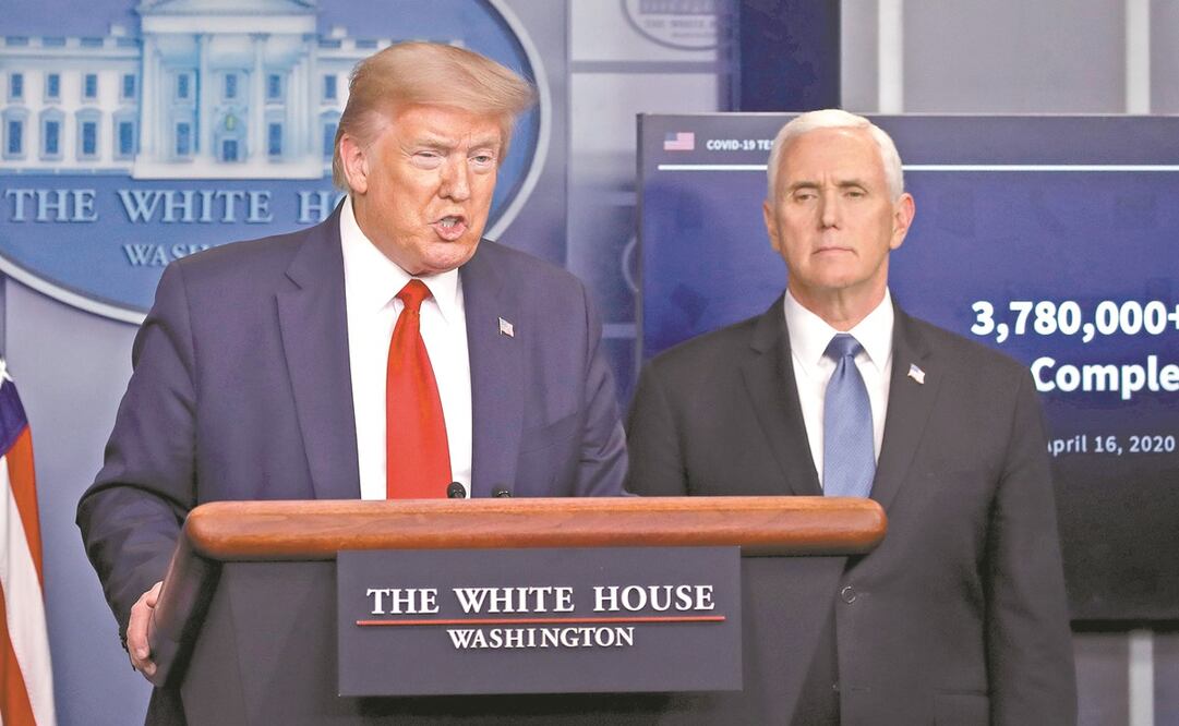 El mandatario Donald Trump, ayer con el vicepresidente Mike Pence, en la Casa Blanca, quien dijo que se busca que expertos externos ingresen al laboratorio en Wuhan, “pa ra determinar dónde comenzó el virus”. Foto: ALEX BRANDON. AP 