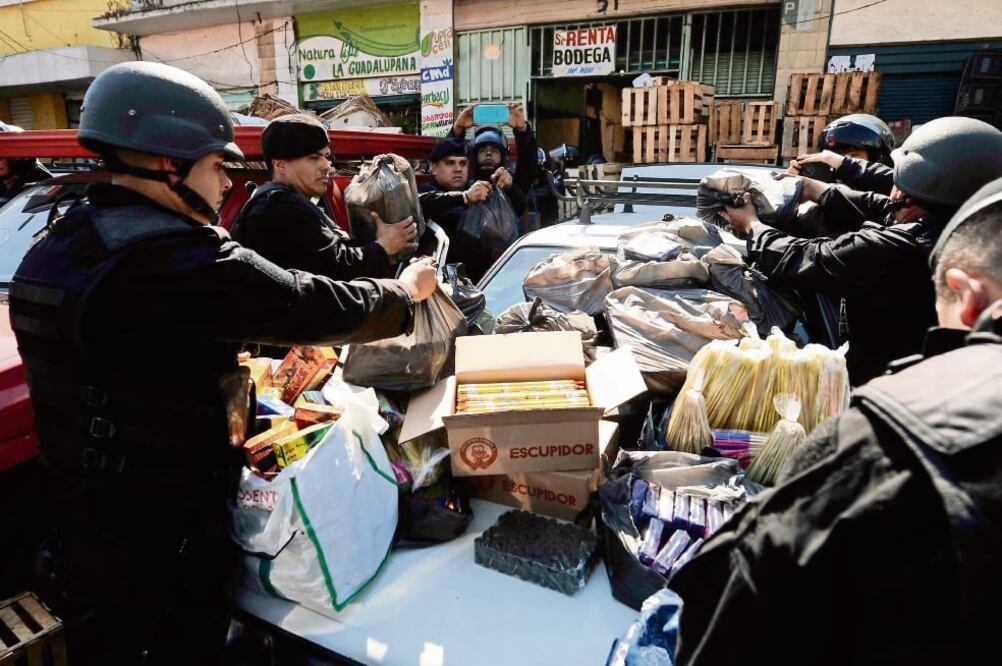 El material fue incautado en la esquina de Limón y la calle de Manzanares, en la delegación Venustiano Carranza de la Ciudad de México. (ARMANDO MARTÍNEZ. EL UNIVERSAL)
