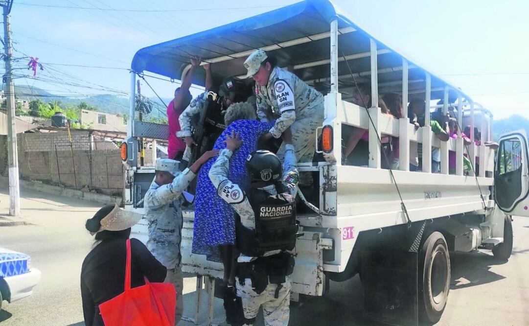Ante el asedio criminal que han denunciado transportistas en Acapulco desde el inicio de año, las patrullas y
camiones de la Guardia Nacional se han convertido en colectivos que facilitan el traslado de los ciudadanos. Foto: Arturo de Dios Palma