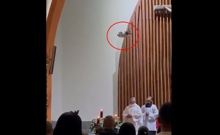 VIDEO: Con llanto de bebé, Niño Dios baja del techo de una iglesia en Colombia