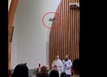 VIDEO: Con llanto de bebé, Niño Dios baja del techo de una iglesia en Colombia