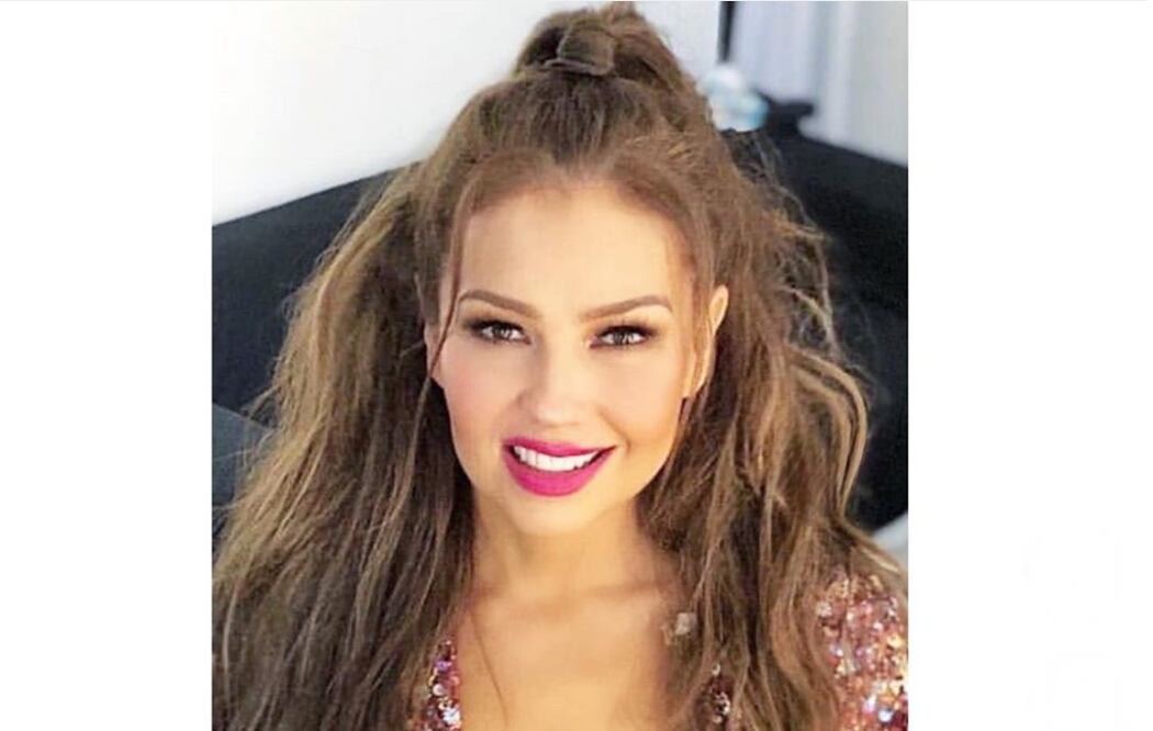 Thalía lució un poco extraña con este atuendo. Foto: Instagram