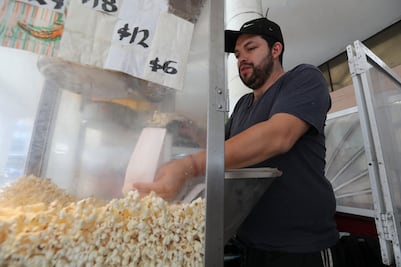Siete décadas elaborando palomitas de maíz; la historia de la familia Fernández