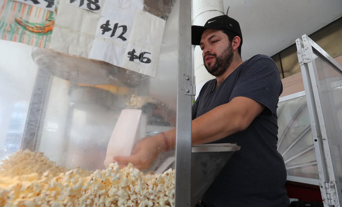 "Yo soy la tercera generación, fue el papá de mi abuelito, mi abuelito, mi mama y ahora yo", platicó Gustavo Fernández. Foto. Jorge Alvarado