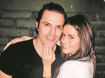 Billy y Claudia se comprometen