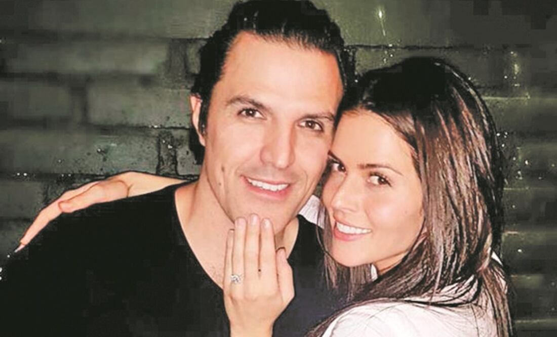 Rovzar y Álvarez, quienes llevan cuatro años, mostraron el anillo (INSTAGRAM)