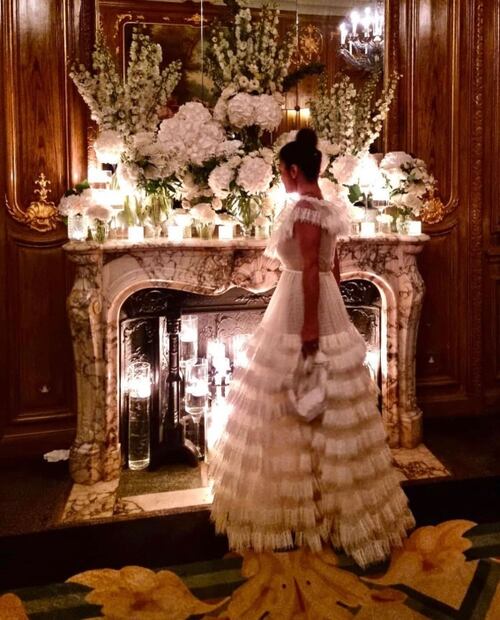 Salma Hayek luce como nadie un elegante vestido blanco