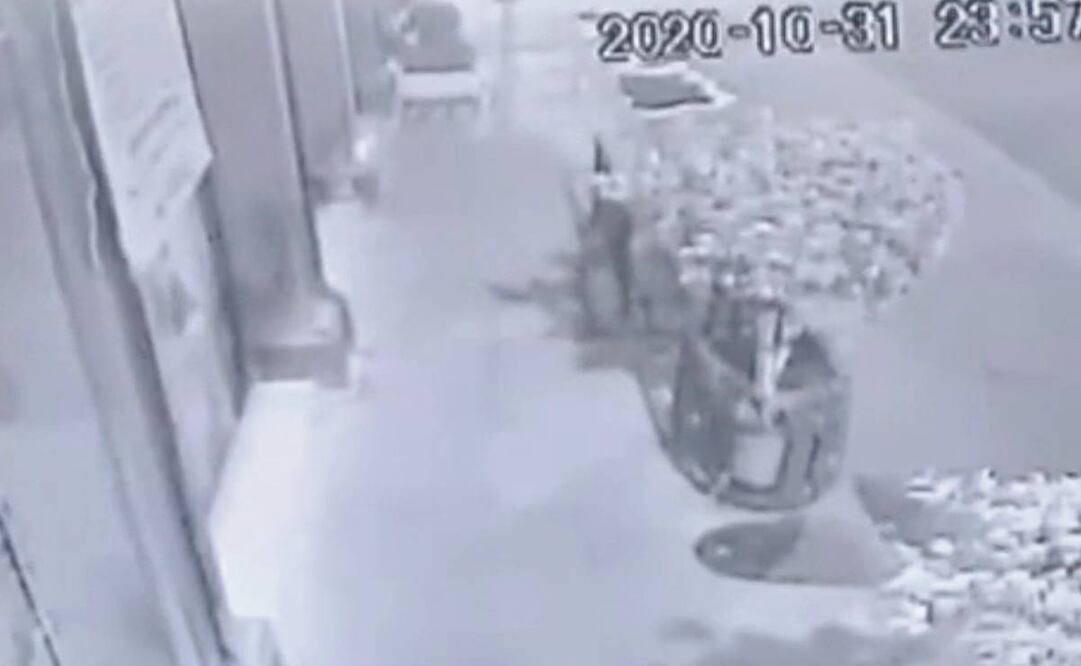 Cámaras captaron el momento en el que Baltazar “N” salía de la vecindad de República de Cuba 86, donde mataron a los niños. Foto: Tomada de video