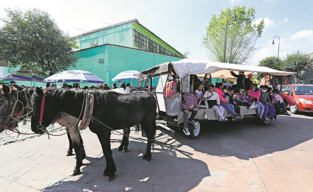 Tirado por cinco caballos, el vehículo traslada a los niños a la escuela, así como a las vecinas a sus destinos desde hace 50 años. Foto: Jorge Alvarado / EL UNIVERSAL