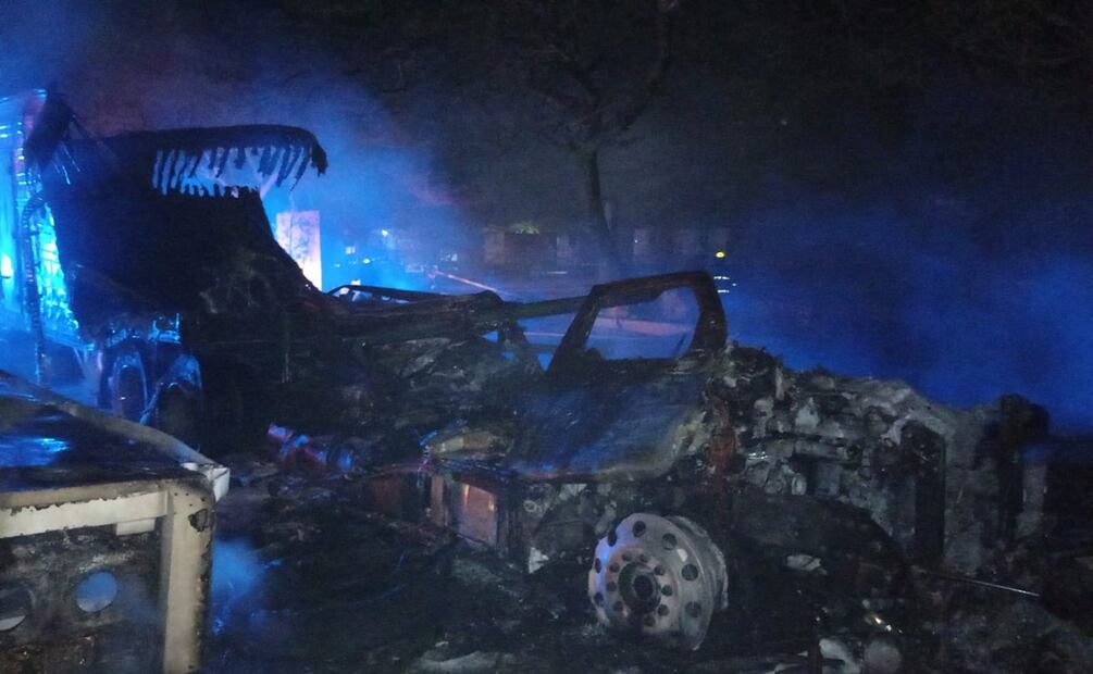 El fuego consumió un tracto camión ubicado en una posada del municipio de Umán, Yucatán. Foto Especial