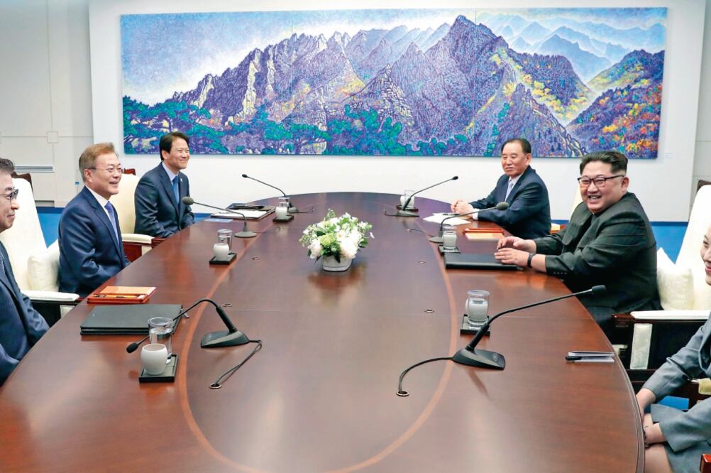 El presidente surcoreano Moon Jae-in (segundo izq.) y el líder norcoreano Kim Jong-un (segundo der.) al iniciar la cumbre en la Casa de la Paz. (EFE)