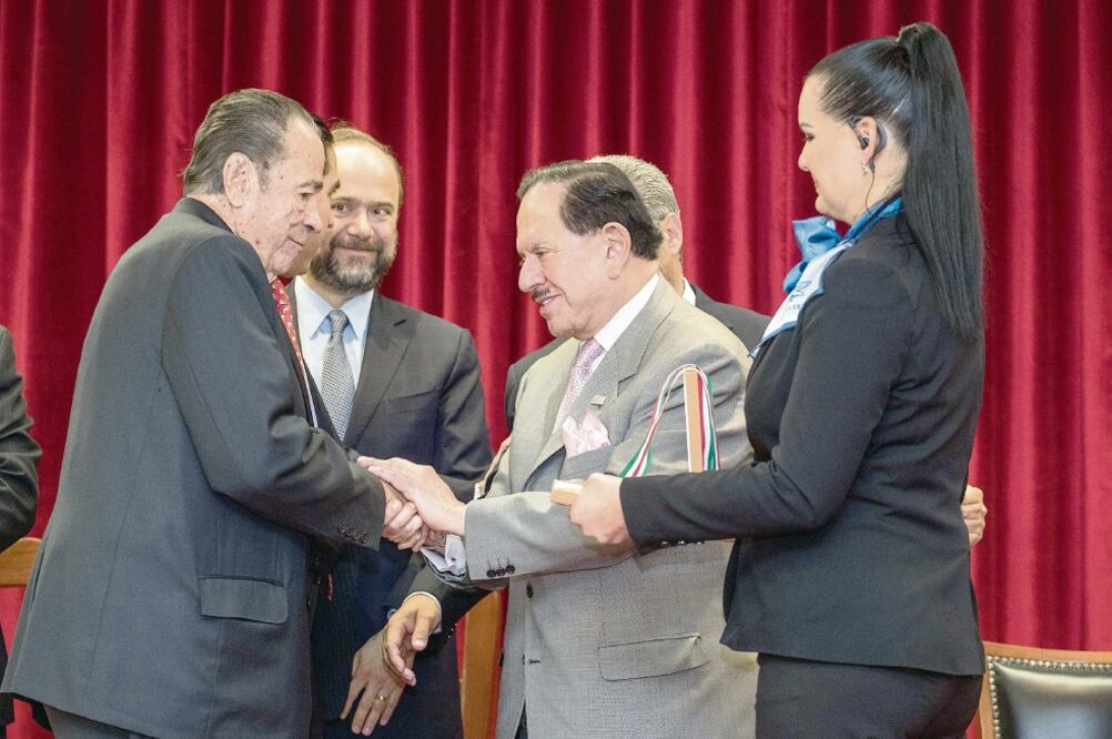 El Licenciado Juan Francisco Ealy Ortiz (centro) recibió el galardón de manos de Francisco Ibarra López (izq.), director general de Grupo ACIR. Foto: GERMÁN ESPINOSA. EL UNIVERSAL