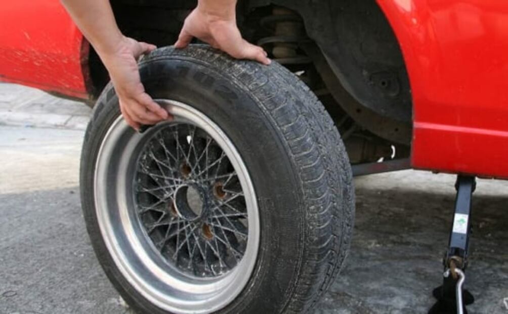 La forma correcta de usar el gato para cambiar una llanta