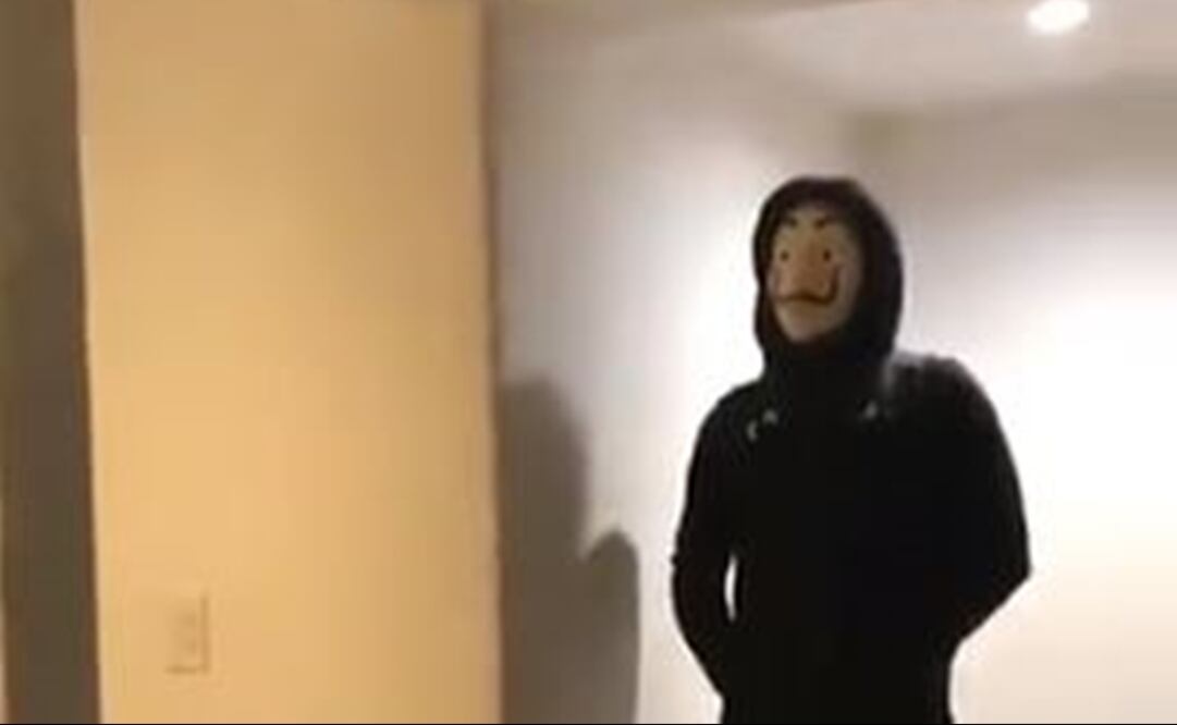 El chileno Sebastián Vega disfrazado de uno de los personajes de 'La Casa de Papel' durante la concentración de la pretemporada. FOTO TOMADA DE TWITTER @FuerzaMonarca