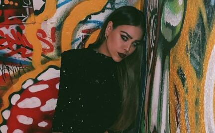 Danna Paola se luce con escote en espalda