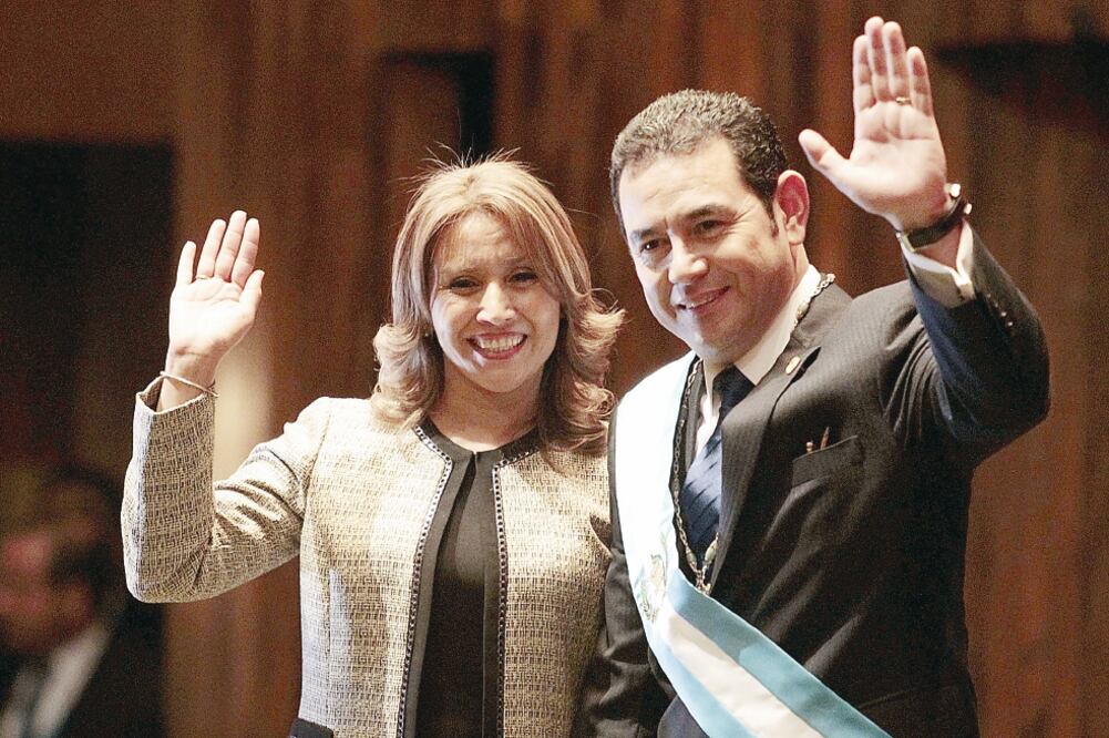 El mandatario guatemalteco, Jimmy Morales, acompañado por su esposa Gilda Marroquín, ayer, tras la ceremonia de investidura (JOSÉ CABEZAS. REUTERS)