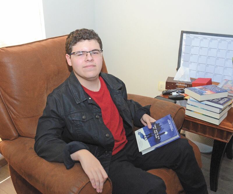 Tras el tiroteo en el Colegio Americano del Noreste, Luis Fernando estuvo dos meses hospitalizado y 15 días en terapia intensiva. Ahora lucha todos los días para tratar de escribir y caminar de manera normal. EMILIO VÁSQUEZ. EL UNIVERSAL