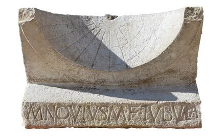 Encuentran intacto un reloj de sol de 2 mil años