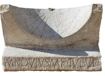 Encuentran intacto un reloj de sol de 2 mil años