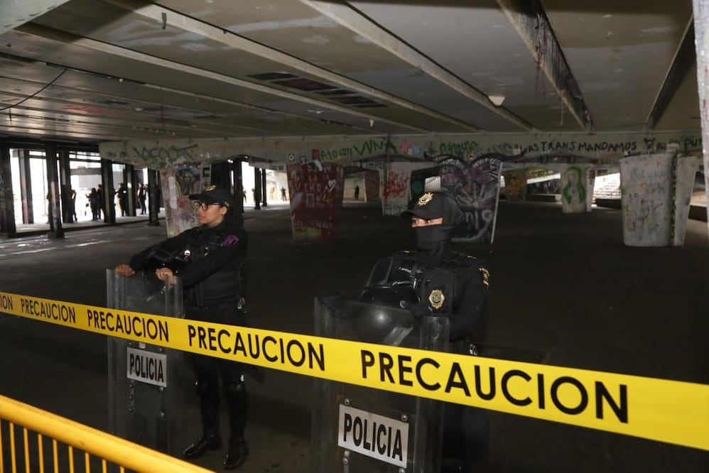 Elementos de antimotines de la SSC, en coordinación con personal de limpia de la Secretaria de Obras y Servicios, realizaron el desalojo del comercio ambulante. Foto: Especiales