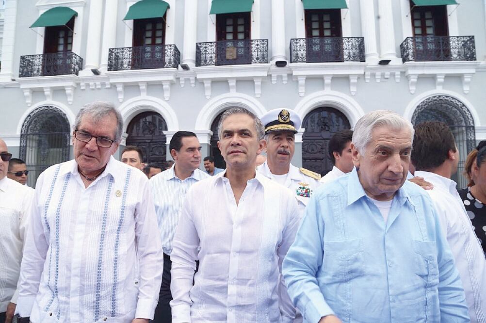 El jefe de Gobierno de la Ciudad de México, Miguel Ángel Mancera Espinosa, estuvo en Tabasco, entidad a la que donó siete patrullas. (CDMX)