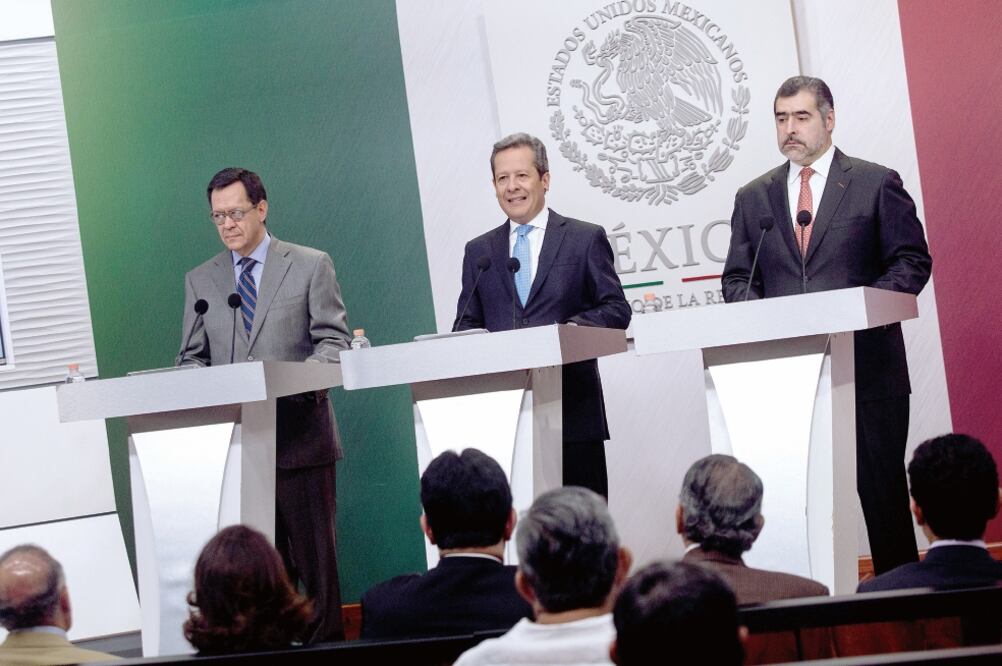 Roberto Campa, secretario de Trabajo; Eduardo Sánchez, coordinador General de Comunicación Social y Vocero del Gobierno de la República, y César Alberto Martínez, director del Infonacot, durante una conferencia de prensa. (TERCERO DÍAZ. CUARTOSCURO)