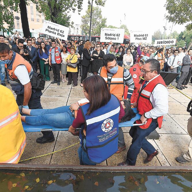 En el Senado hubo simulacro de sismo e incluso se incluyó una situación en la que hubiera varios heridos. Foto/ARMANDO MARTÍNEZ. EL UNIVERSAL